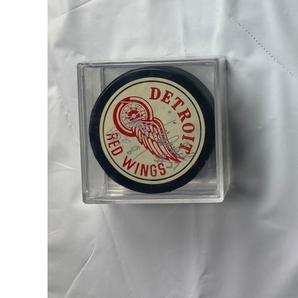Frank Mahovlich Autographed Detroit Red Wings Hockey Puck – NHL HOF 1981‎